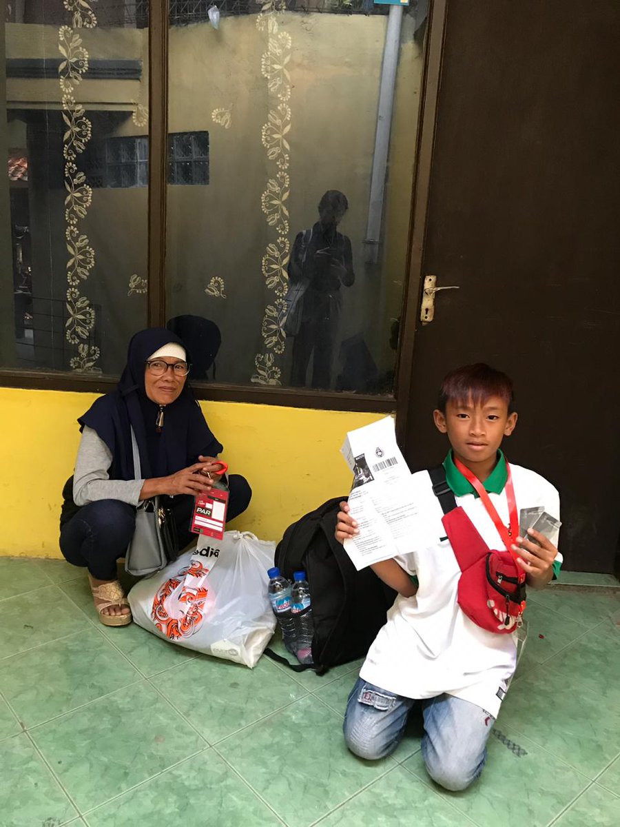 cjakaa's tweet photo. [16/06 pkl. 16.39 WIB] Bayu dan Nenek sudah sampai bandung dengan selamat diantarkan oleh @delyadl sampai rumahhh! Terimakasih teman teman yg sudah mengikuti perjalanan bayu sampai sini! Perjalanan Bayu belum selesai ya temen2! https://t.co/svK6APTt5F