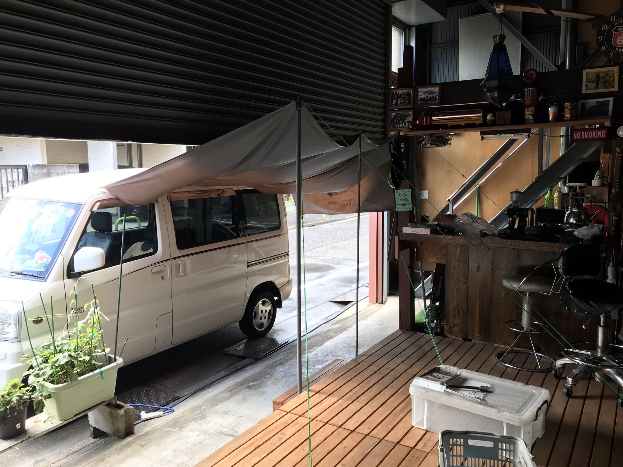 アゼガミ 440 先日作った自作タープを昨日の大雨で使い損なうという事態 あまりに悔しく自宅ガレージ前にロープ 自作 も張りつつ 昼間からビールに焼肉 手作り感満載のタープだが 十分使えそうだった 残念なのは車用に作ったタープなので お役
