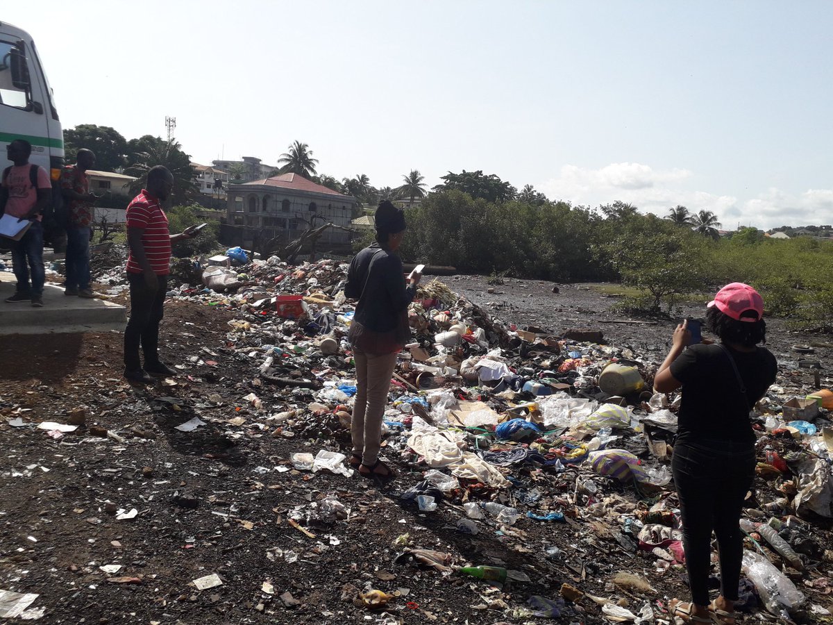 osmguinee's tweet photo. Dans le cadre de notre contribution à la lutte contre l'insalubrité à #Conakry, une équipe de collecteurs de données est déployée sur le terrain pr identifier tous les points de dépôts sauvages afin de réaliser une carte #UMAP. #Map4gn Cc @cafdo_officiel @Hawadams https://t.co/zSOpnJXcbU
