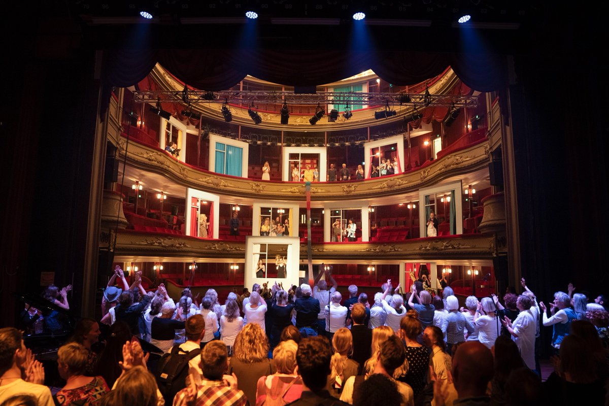 De Wijk De Wereld 2019 zit er weer op! Moe maar zeer voldaan kijken we terug op een fantastische week in de Stadsschouwburg. Heel veel dank aan iedereen uit de Korrewegwijk en De Hoogte die heeft meegedaan. <a href="/spottheater_/">SPOT Theater</a>