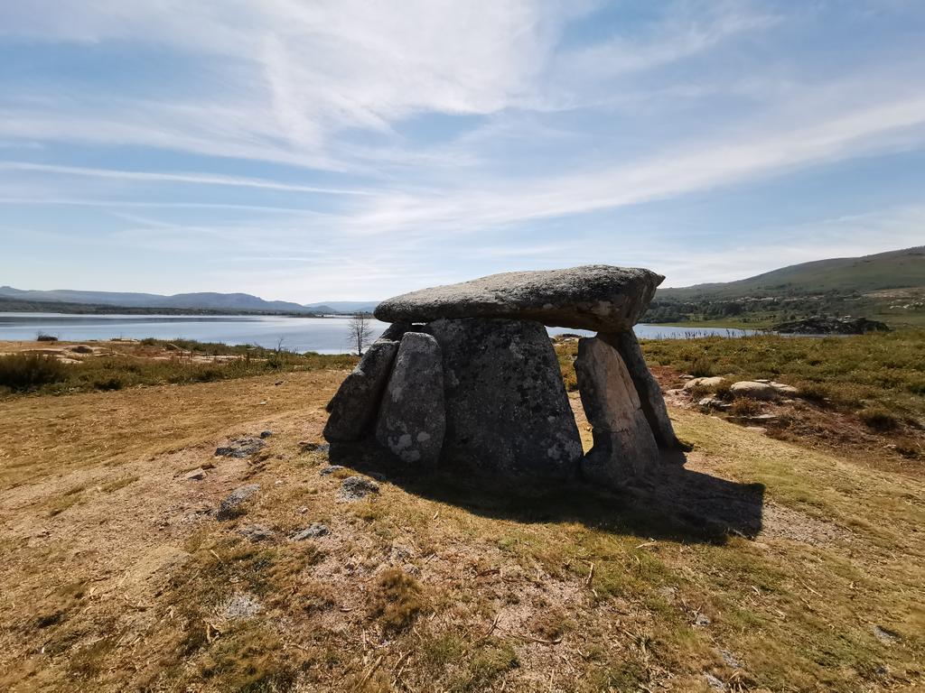 magago's tweet photo. A paisaxe megalítica do Val do Salas en Muíños. Mámoas e dólmenes marcan o tránsito e convirten o territorio en monumento. #RBTGX #reservadabiosfera #transfronteiriza #Gerês #Xurés @poctep @RXures @bretemas @magago @LuciaPerezMusic @jorgecoira @vizcainomusica @portasdoxures https://t.co/kQXpwgRDob