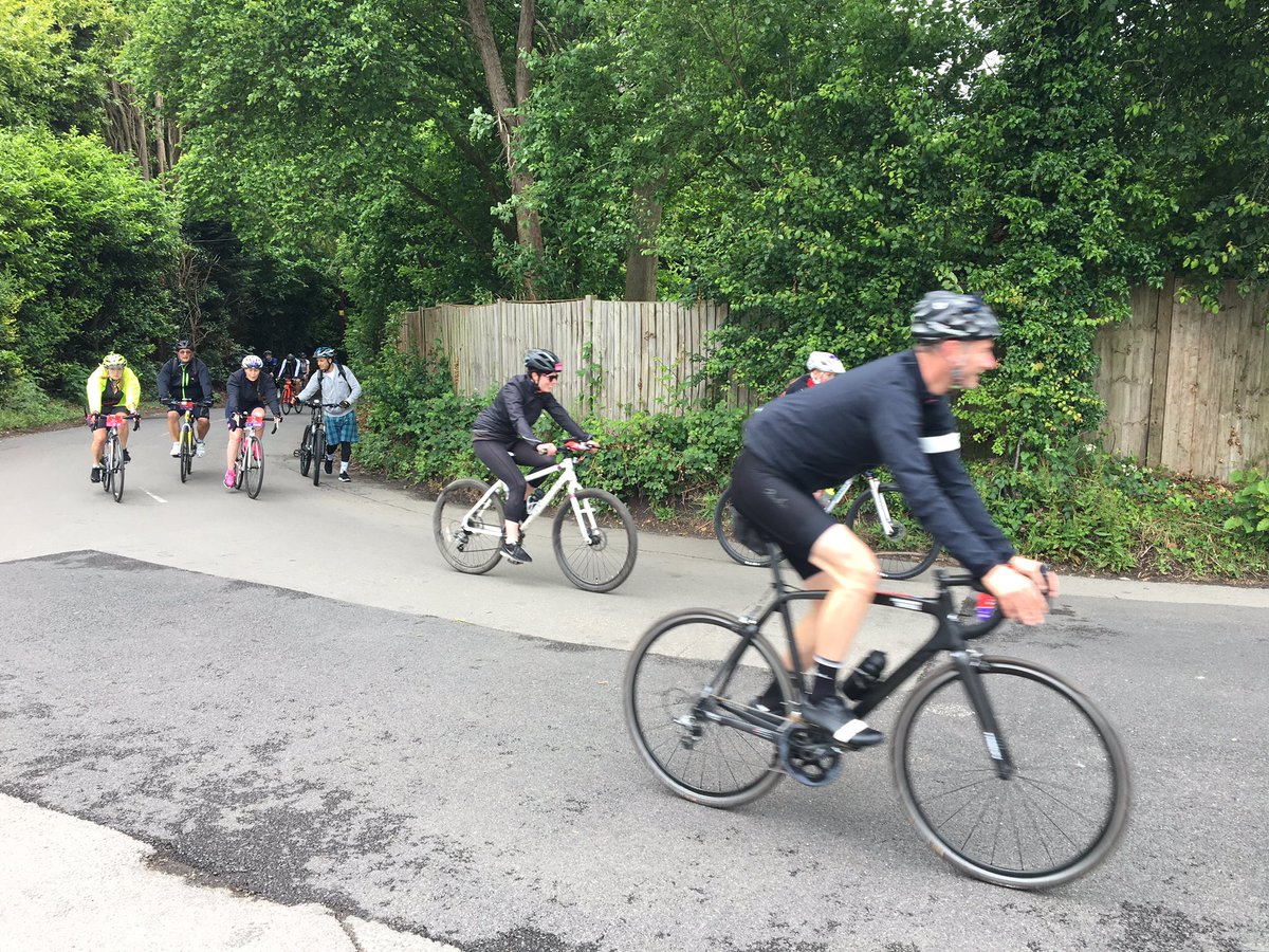 TimNichols3006's tweet photo. Pit stop pub on London to Brighton bike ride Team @KennyVirdee @alicewool @S1Whysall @spencerVGUK @grahamparkes16 @NeilVGUK @vaillantuk @glow_wormclub #BitMoist โ๏ธ https://t.co/ODELoy50kM