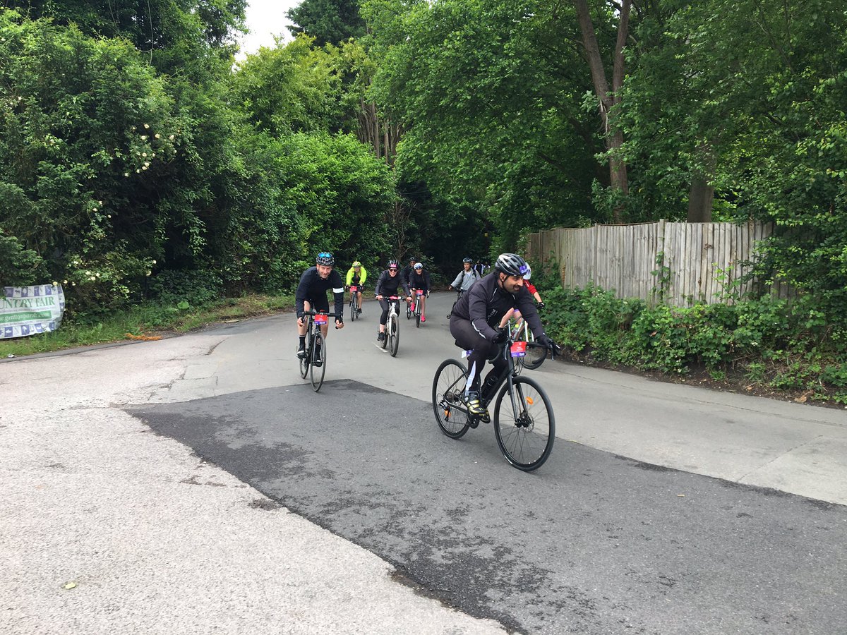TimNichols3006's tweet photo. Pit stop pub on London to Brighton bike ride Team @KennyVirdee @alicewool @S1Whysall @spencerVGUK @grahamparkes16 @NeilVGUK @vaillantuk @glow_wormclub #BitMoist โ๏ธ https://t.co/ODELoy50kM