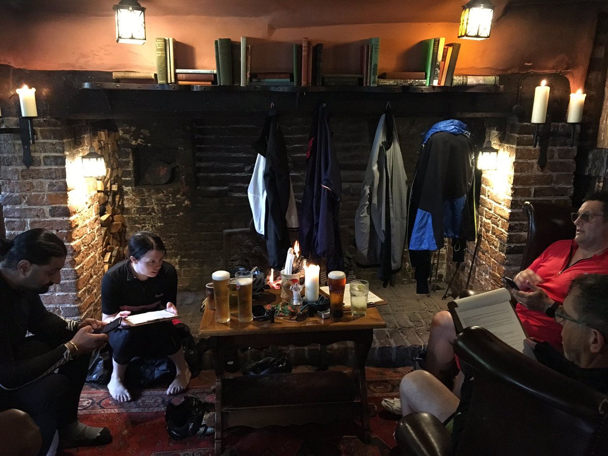 TimNichols3006's tweet photo. Pit stop pub on London to Brighton bike ride Team @KennyVirdee @alicewool @S1Whysall @spencerVGUK @grahamparkes16 @NeilVGUK @vaillantuk @glow_wormclub #BitMoist โ๏ธ https://t.co/ODELoy50kM