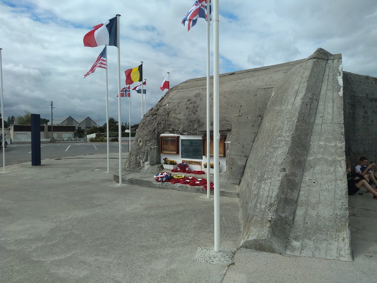 WarwalkerUpdate's tweet image. Gold Beach, Jig Sector: 77mm gun casemate which destroyed numerous armoured vehicles on D-Day before it was finally silenced by a Royal Engineers AVRE and a Royal Artillery SP gun; memorial to the men of 231 Infantry Brigade