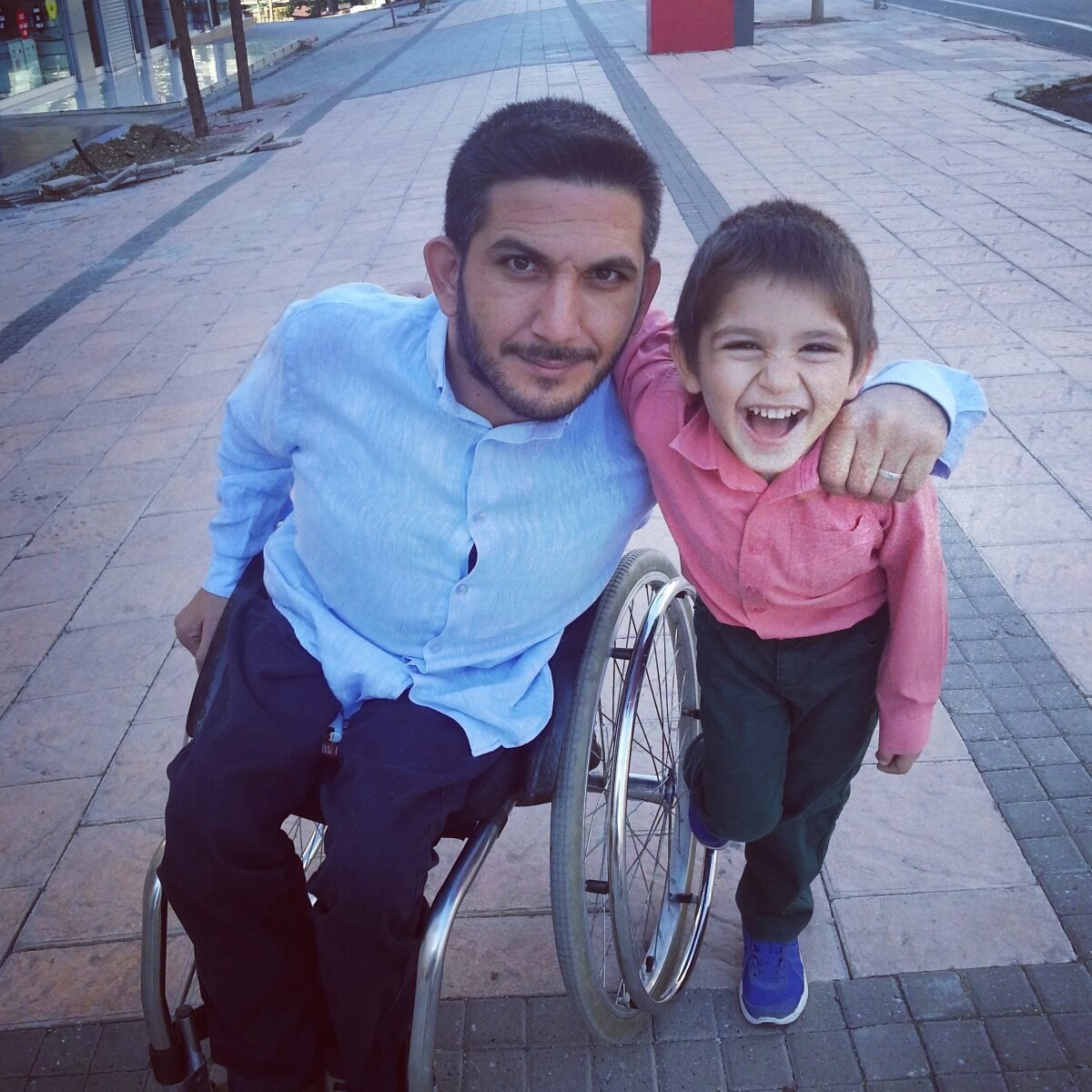 16-17 yaşlarındaydım. Arkadaşlarım çocuklarına koyacakları isimleri konuşuyordu. Ben de "İster kız ister erkek bir çocuğum olursa adını Deniz koyacağım" dedim. Arkadaşlarımdan biri "sen engellisin çocuğun olmaz ki" diye beni bozmuştu. Umarım bu twiti görüyordur. #BabalarGünü