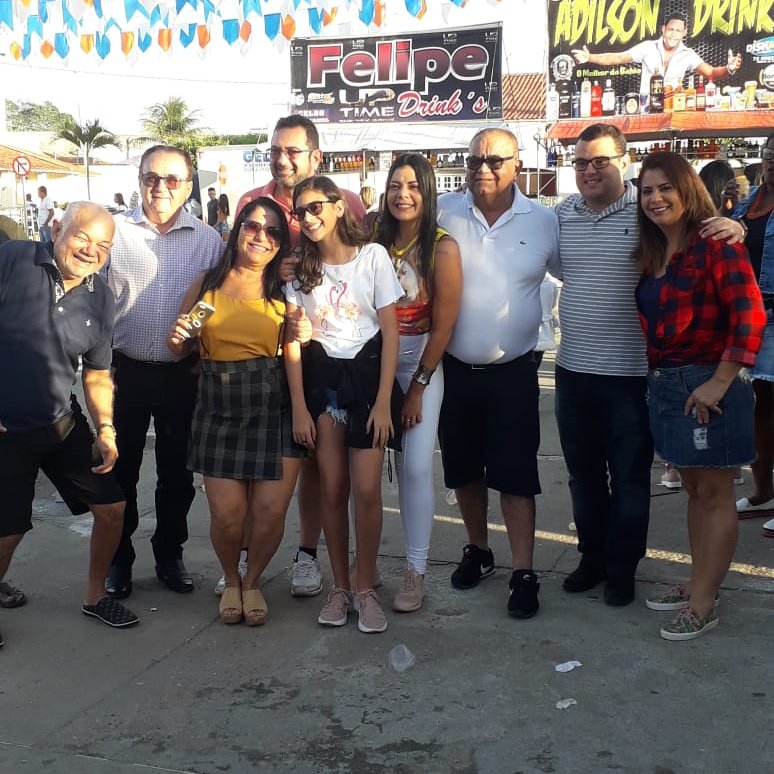 depalexlima's tweet photo. Peguei estrada cedo pra aproveitar o dia de Alvorada aqui em Jeremoabo, ao lado do prefeito Deri do Paloma e muitos outros amigos. 😉 #Jeremoabo #AlexNaEstrada https://t.co/FvpYIRk0ST
