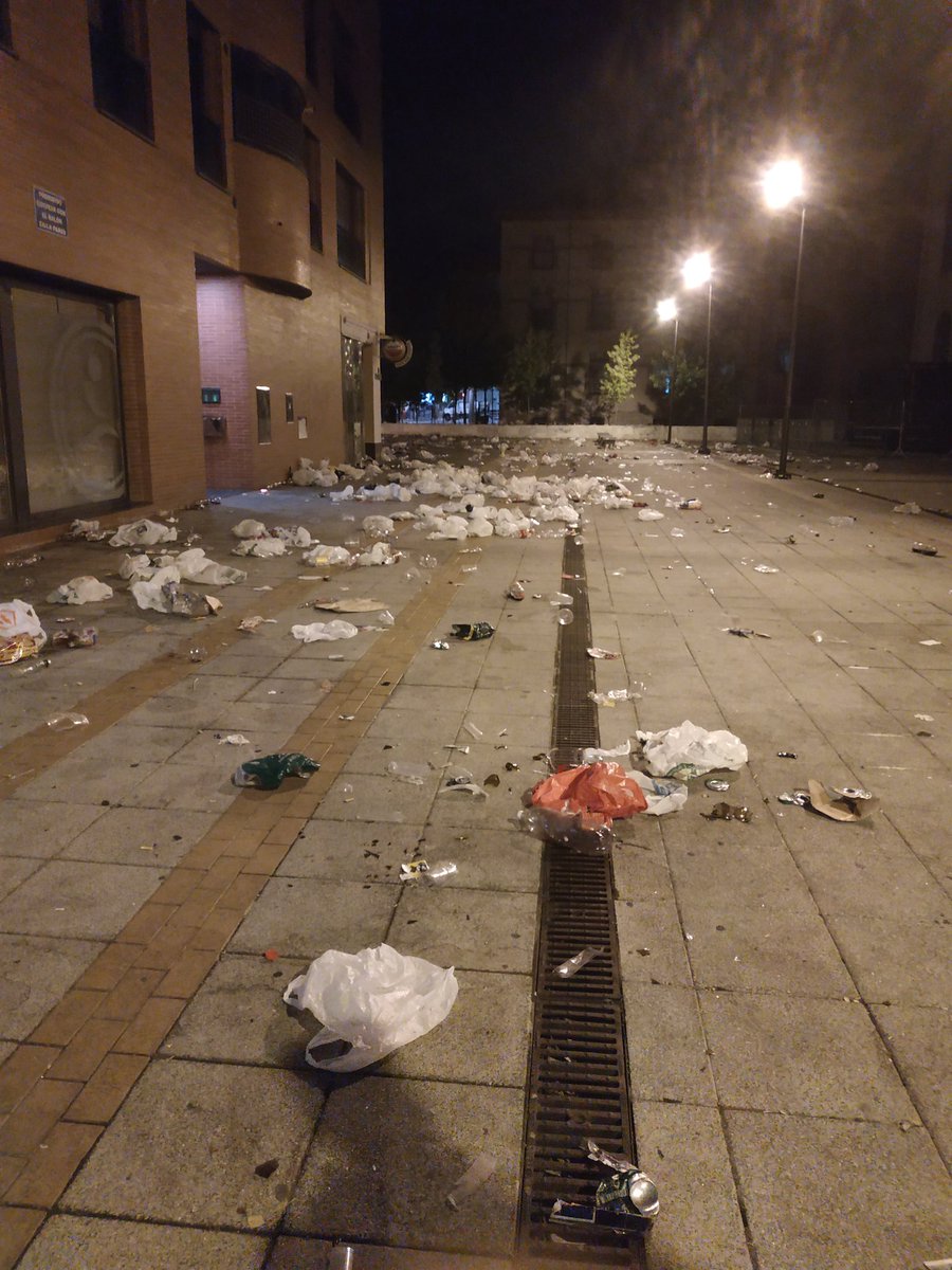 angela_rdguez's tweet photo. San Agustín ayer en Burgos después de la fiesta. No podemos pedir más fiestas y mantener las que hay si somos unos cerdos. Luego muy concienciados en redes sociales con el planeta, reciclar y el cambio climático pero en la plaza del barrio la mierda al suelo. https://t.co/yd7ri2ytMA