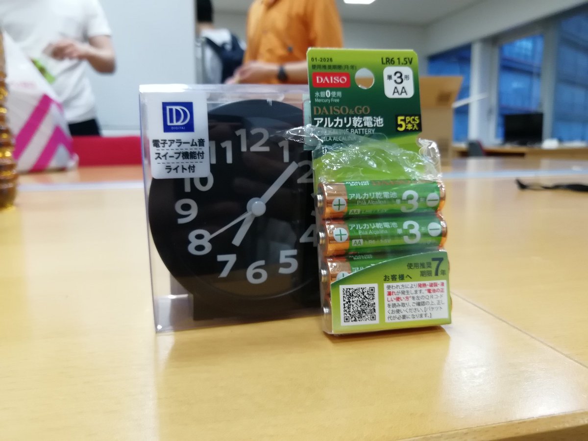 newmerry2017's tweet photo. おにちく賞で目覚ましもらったので研究室で使います!
#XRJAM https://t.co/B0P4pm1eL7