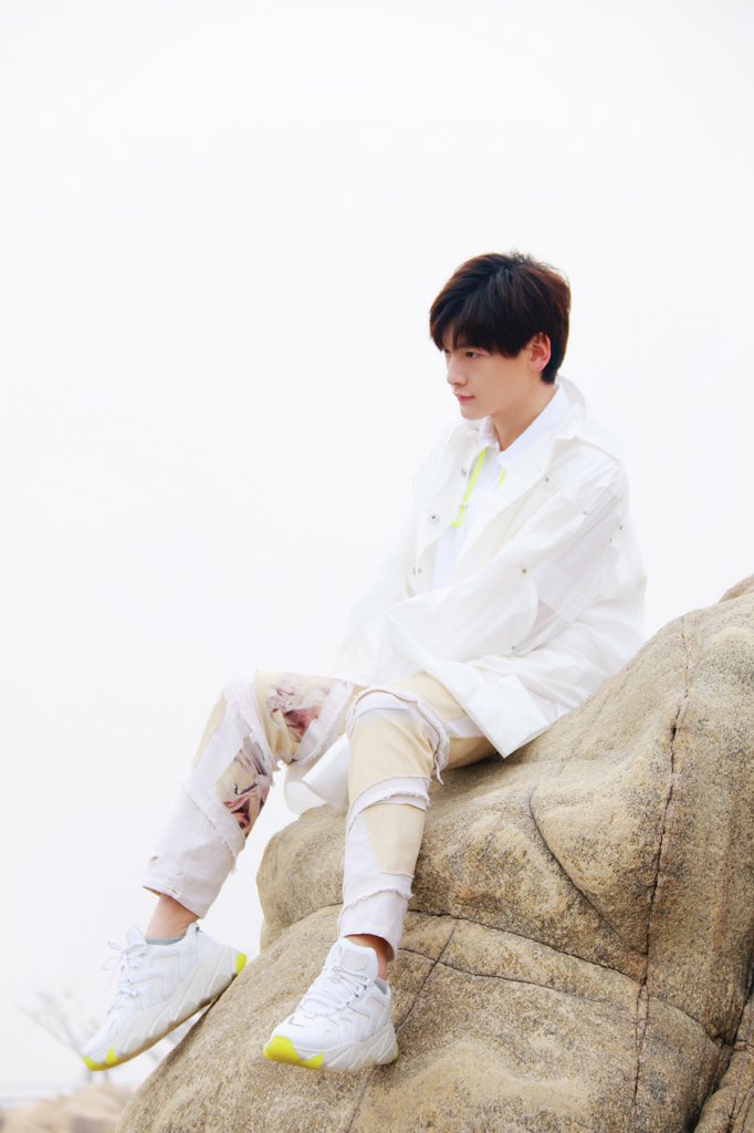 Chuang_2020's tweet photo. The poster shooting
cr.宇宙熬夜选手

#翟潇闻 #ZhaiXiaowen 
#R1SE #PRODUCECAMP2019 https://t.co/T01wPJVwto