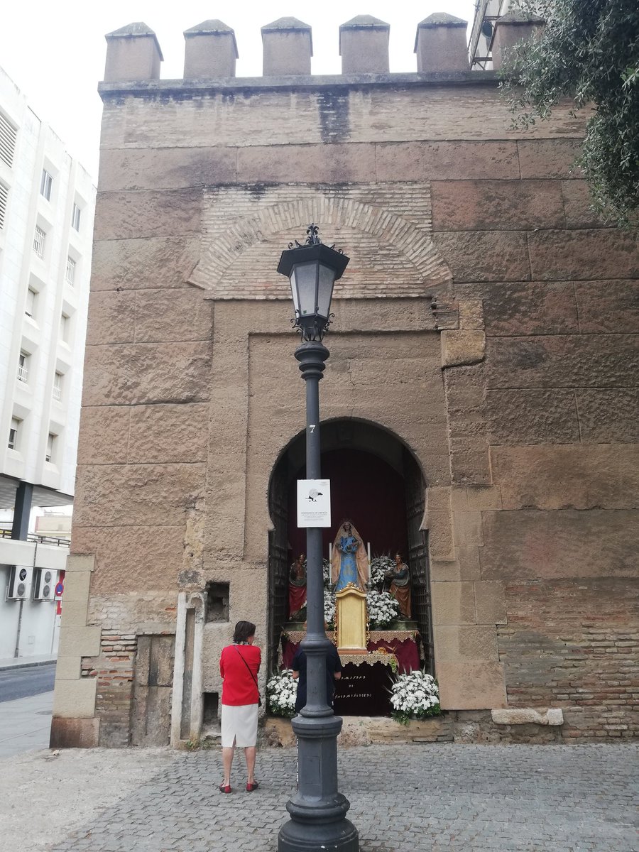 arteaga_88's tweet photo. Nuestro querido @Ayto_Sevilla tuvo una vista tremenda el día que se le ocurrió poner esta preciosa farola, delante de un monumento como la Puerta de Córdoba. En la hermandad de @GJhermenegildo estará super contentos... https://t.co/QTdaLJm2dK