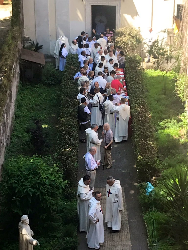 pedrojhuerta's tweet photo. Día 8º Capítulo general: hoy celebramos la Santísima Trinidad, y nuestro ministro general Luigi Buccarello preside como tal por primera vez la Eucaristía, según es tradición de la Orden (y que es origen de esta fiesta de la Iglesia) @capgenosst19 @pvtrinitarios @trinitariosESP https://t.co/rVCzKKEJqL