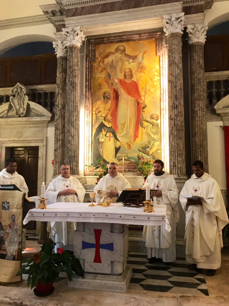 pedrojhuerta's tweet photo. Día 8º Capítulo general: hoy celebramos la Santísima Trinidad, y nuestro ministro general Luigi Buccarello preside como tal por primera vez la Eucaristía, según es tradición de la Orden (y que es origen de esta fiesta de la Iglesia) @capgenosst19 @pvtrinitarios @trinitariosESP https://t.co/rVCzKKEJqL