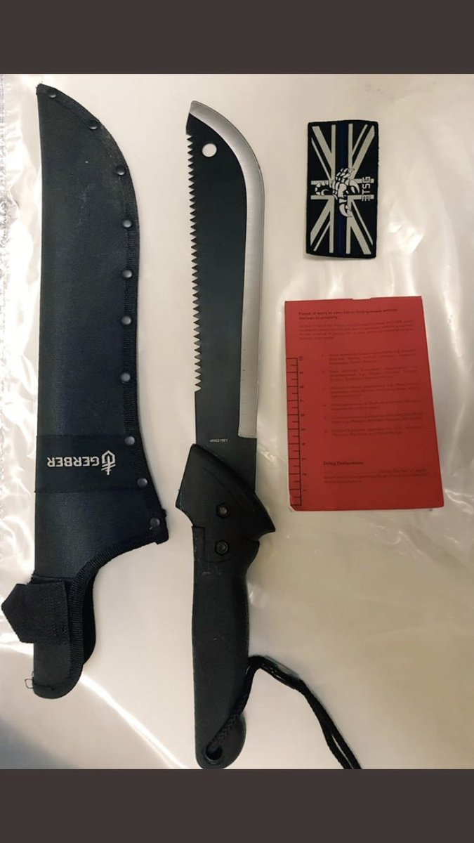 999London's tweet image. #Stratford 
Four police officers received injuries while a woman fell down the stairs at the entrance to Stratford Underground Station. 

Three arrests were made - two for possession of an offensive weapon &amp;amp; one for robbery. 

A hunting knife was recovered by the @MetTaskforce.