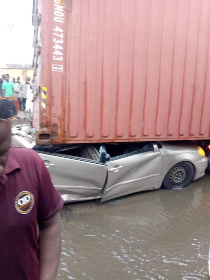 followlastma's tweet photo. This did happen but not on the major road. It's along one of the inner roads at Tincan First Gate where trailers not ready to access the port - or not ready to move after leaving the port - usually park. No casualty reported, however.

It has now been cleared. https://t.co/SZ1Bgn7eUJ