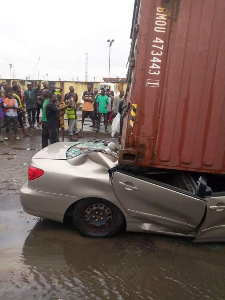 followlastma's tweet photo. This did happen but not on the major road. It's along one of the inner roads at Tincan First Gate where trailers not ready to access the port - or not ready to move after leaving the port - usually park. No casualty reported, however.

It has now been cleared. https://t.co/SZ1Bgn7eUJ