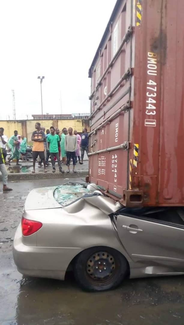 followlastma's tweet photo. This did happen but not on the major road. It's along one of the inner roads at Tincan First Gate where trailers not ready to access the port - or not ready to move after leaving the port - usually park. No casualty reported, however.

It has now been cleared. https://t.co/SZ1Bgn7eUJ