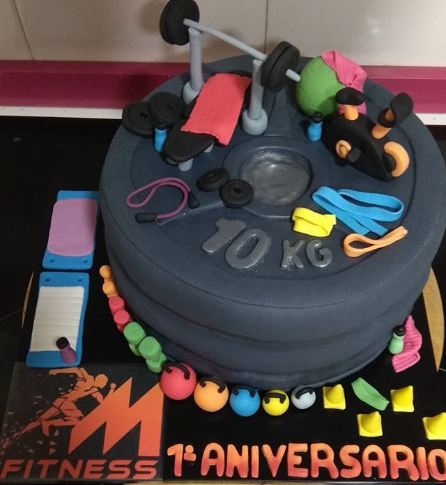 CM_FiGue's tweet photo. Felicidades @m.fitnessceuti  por el 1° aniversario y por muchos más 😘 💪#tarta #fitnes  #chocolate y #platano #fondant https://t.co/ED8RAmpRHY
