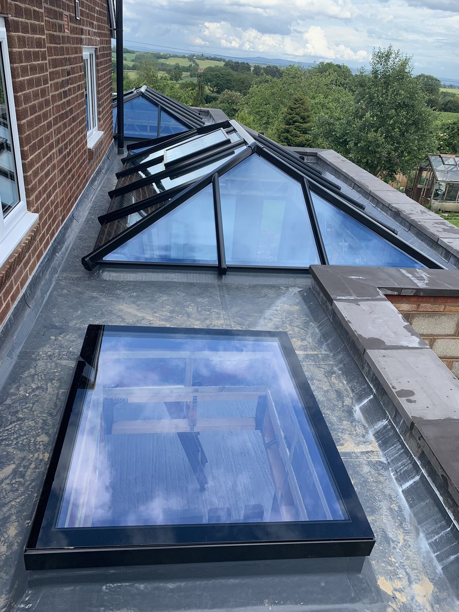Windows5Star's tweet photo. Clowstop project comming on nicely, flat roof light and roof lanterns all fitted, next screed the floors #flatrooflight #rooflight #rooflantern #orangery #extensionroof #clowstop #localbuilders #homerenovation #extensionideas https://t.co/zmUSoG25mO