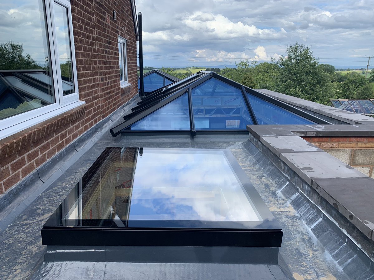 Windows5Star's tweet photo. Clowstop project comming on nicely, flat roof light and roof lanterns all fitted, next screed the floors #flatrooflight #rooflight #rooflantern #orangery #extensionroof #clowstop #localbuilders #homerenovation #extensionideas https://t.co/zmUSoG25mO