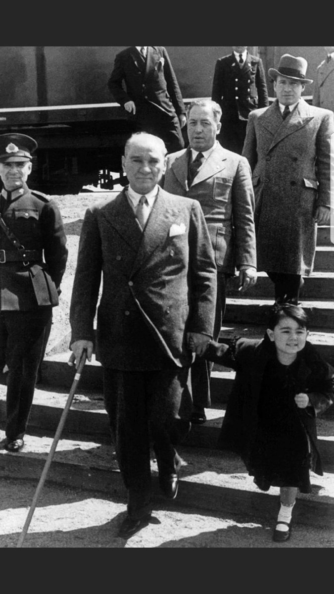 Başta Türkiye Cumhuriyeti'nin kurucusu Mustafa Kemal Atatürk'ün olmak üzere bu topraklar için, evlâtları için çalışan babaların, baba adaylarının ve şehit babalarının #BabalarGuenue kutlu olsun!