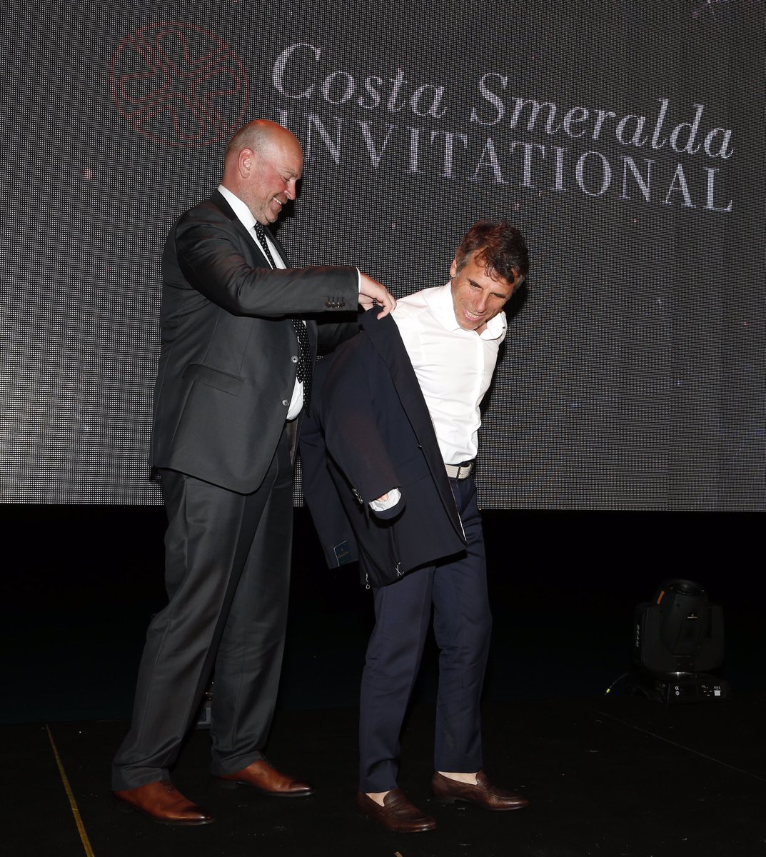 CSInvitational's tweet image. The blue jacket suits your Gianfranco!

Presented by our golf host @thomasbjorngolf 🙌 

@BrooksBrothers @seaesnow 
@caladivolpe_htl 

#CSI2019 #costasmeralda