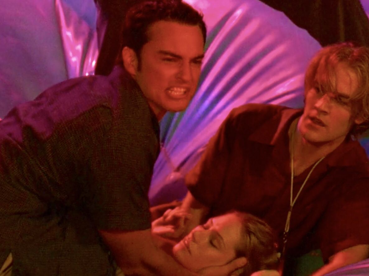 thecreekend's tweet image. Ok this was awful and we were scared for Andie but omfg look at Dawson’s hair 😂 Not everyone was meant to rave, k? #raveproblems #dawsonleery #jamesvanderbeek #jackmcphee #kerrsmith #andiemcphee #meredithmonroe #dawsonscreek
