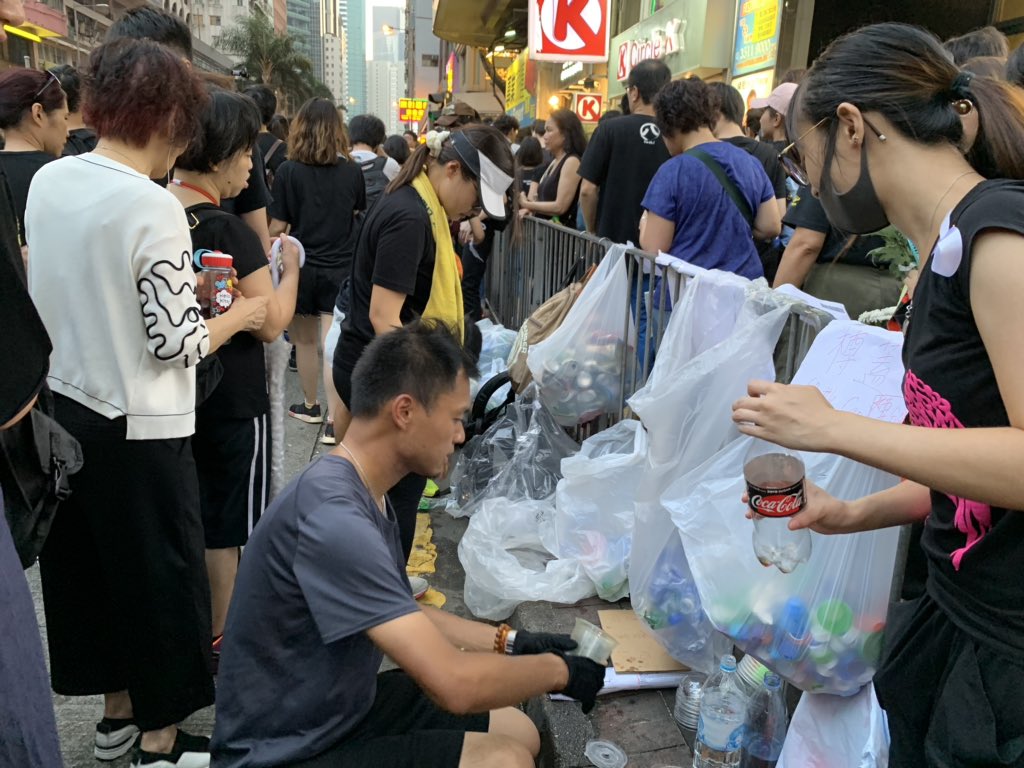 ShawnaKwan's tweet photo. #HongKong demonstration culture — protestors setting up a recycling station #extraditionbill https://t.co/7LWALvIHPT
