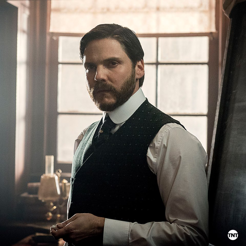  A very Happy Birthday to Daniel Bruhl aka Laszlo in The Alienist! 