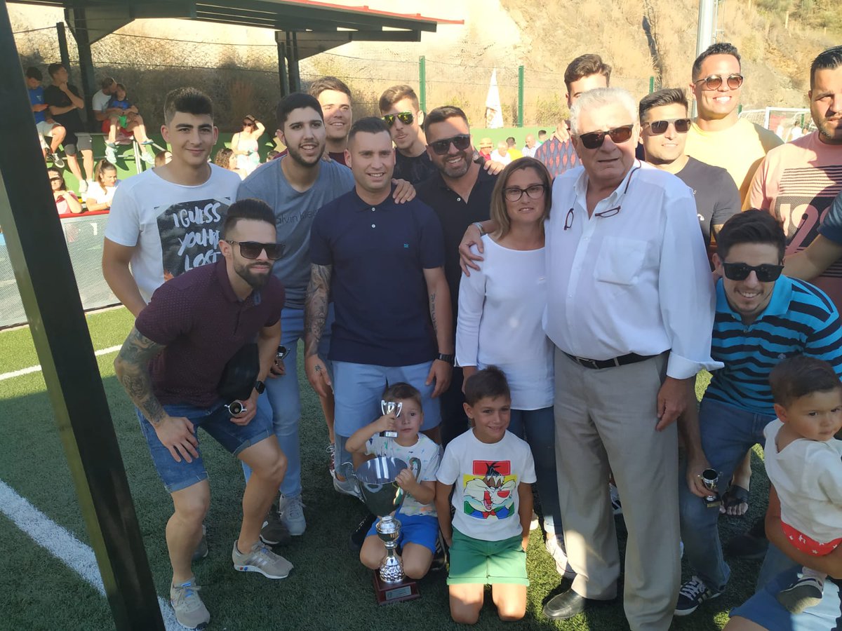 RFAFMalaga's tweet photo. Miguel Sánchez Miguel, Presidente-delegado de la @RFAFMalaga, hizo entrega ayer sabado al @BenagalbonF7 de los trofeos de Campeón, al equipo de 3a. And. Prebenjamin G.1 y al equipo de 2a. And, Senior.  Enhorabuena y muchas felicidades a todos. https://t.co/PBkF9uvLib