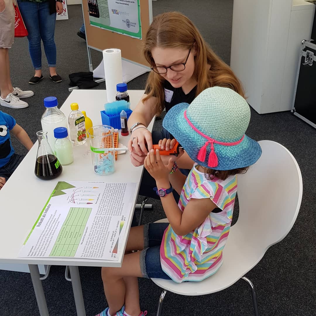 igemmarburg's tweet photo. Last weekend we were in Bad Hersfeld at the #hessentag2019 joined #ProLoewe #hessenschafftwissen. It was awesome bringing children & adults closer to the life of biology through small experiments.
Thanks to Tanja Desch for making this possible & thx @Williweitzel for your visit https://t.co/O8NQVppZ6a