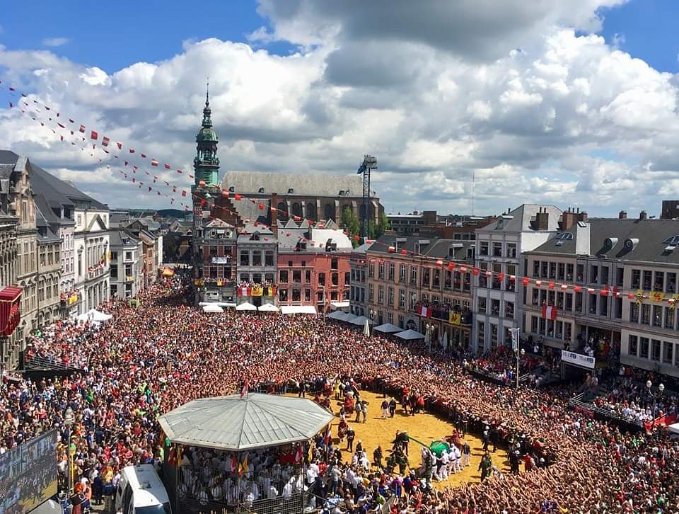 Le combat dit Lumeçon vue du haut c'est beauuuu 🤗 #Mons #amazingmons #belgium #folklore #tradition #happy