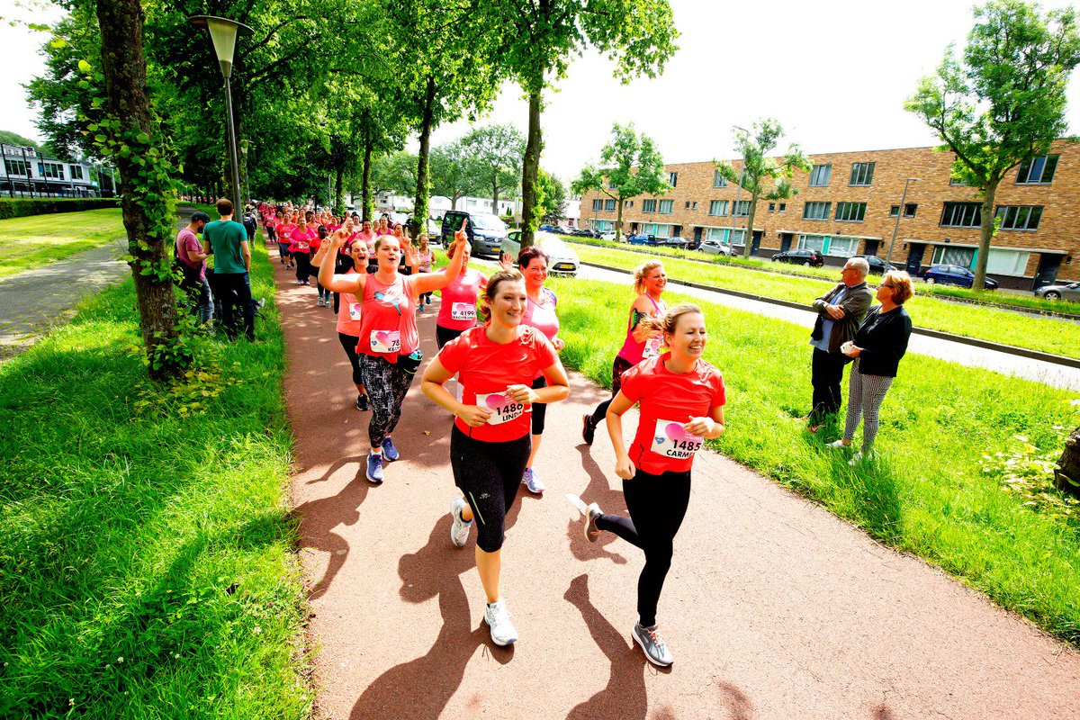 Ook de deelneemsters aan de 7,5 km zijn gestart, let's go 💪 
⠀
#ladiesrunrotterdam #running #rotterdam #pink #hardlopen #pinkribbon