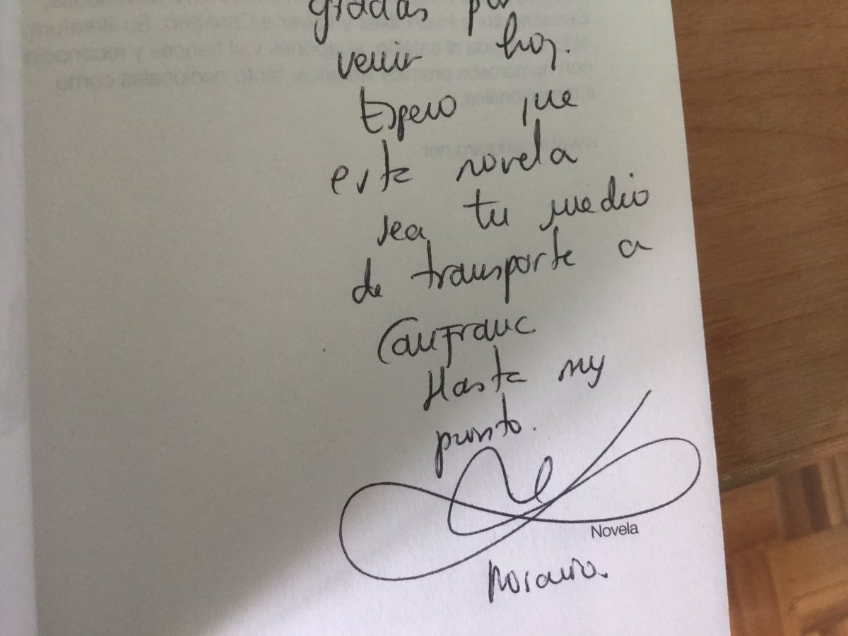 Hace tiempo escuché a <a href="/rosarioraro/">Rosario Raro</a> en <a href="/RadioSefarad/">Radio Sefarad</a> contar la historia de los judíos salvados en la II Guerra Mundial  a través de la estación de Canfranc, contada en su novela.Ayer tuve la suerte de que me lo firmara ella misma. 👏🏻👏🏻 #VolverACanfranc