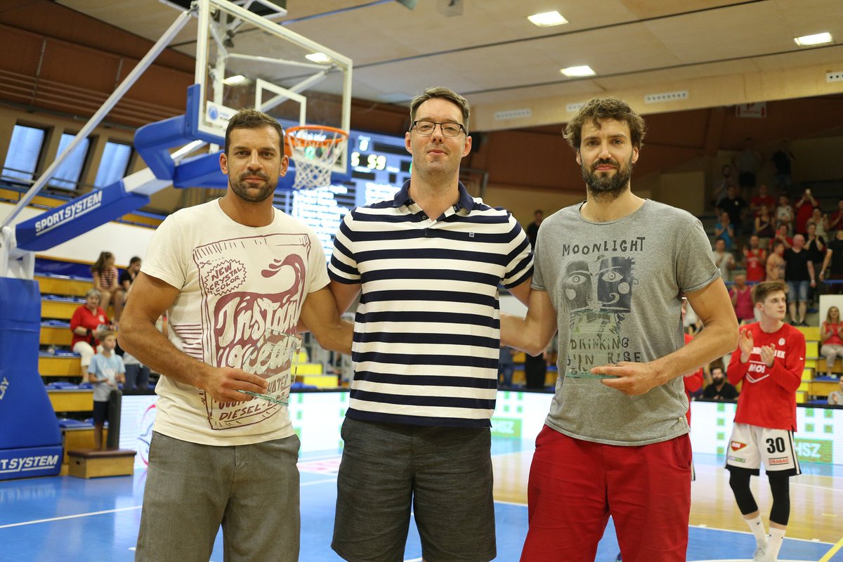 Az Olaj ikonjait ünnepelte a Tiszaligeti Sportcsarnok - a Szolnoki Olaj KK megköszönte Strahinja Milosevic, Luksa Andric és Báder Márton munkáját 
#SzolnokiOlaj <a href="/bracojlo/">Strahinja Milosevic</a> 
szolnokiolaj.hu/Hir.aspx?h=2881