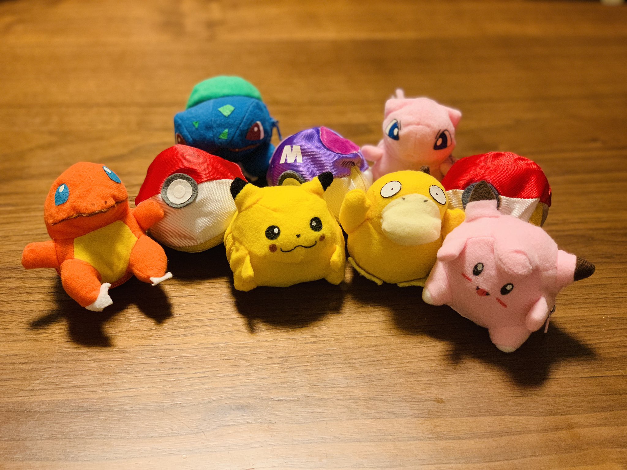 レオモン ついでに実家にあった ひっくり返すとモンスターボールになるめちゃめちゃ懐かしいぬいぐるみも見て T Co Twoujpyuwh Twitter