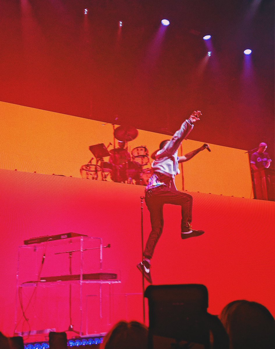 c8linrosee's tweet photo. Saw @thisisLANY tonight, it was quite the show. https://t.co/JoqLHoestO