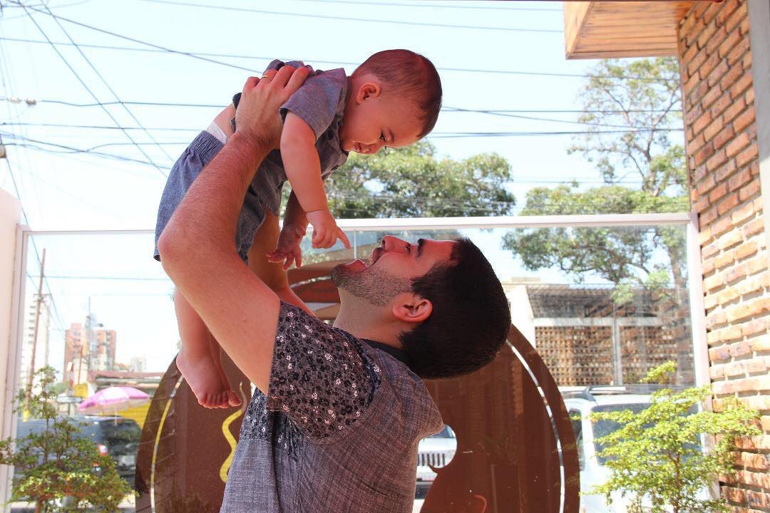 “Tengo recuerdos de niño en los que te veía gigante; hoy que soy adulto, te veo aún más grande"💫... Feliz #DíadelPadre a todos esos héroes de sus hijos que son para ellos ejemplo de amor, valores y eso que un día aspiran ser🙏🏻