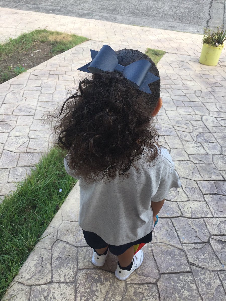 Barbiedine's tweet photo. Mi hija de 4a, sufre de “bullying” desde que estaba en guarderia (por adultos). Todo es por el cabello “malo” que tiene. Tanto así que le ha provocado inseguridades. Ahora ya estando en la escuela los comentarios negativos de 3eros continua. 
Este es su cabello “malo” https://t.co/te7nXgGqUq
