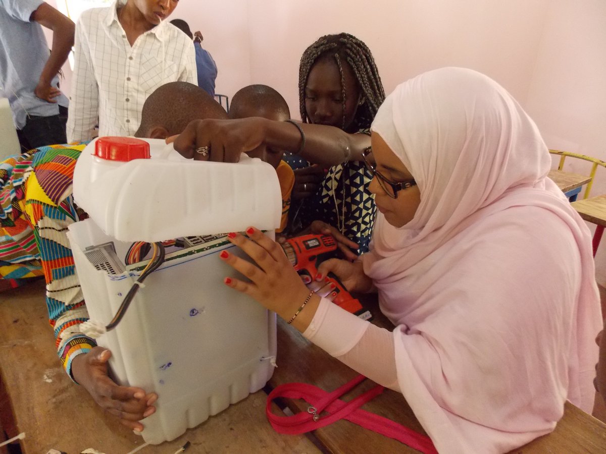senfablab's tweet photo. @senfablab était à l'Alliance Française de Zigunichor 😀 pour le Forum Jeunesse Sénégal @TerangaTech @FranceoSenegal @jerryDIT @Emmabuntus @AdrienSchwarz75 @diallo_mm @Re_FFAO @mfreard https://t.co/NzrpXtu6EZ