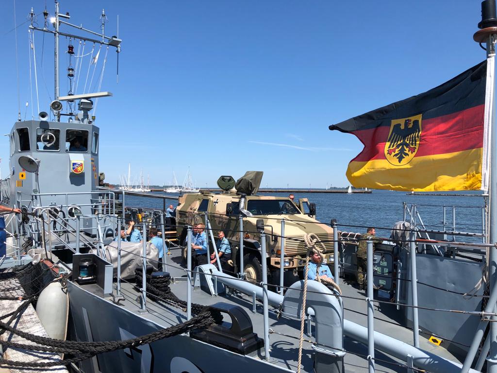 Seebataillon's tweet photo. Gestern war #TdBW2019. Die Marine präsentierte sich u.a. in @StadtStralsund. Dabei war auch das Landungsboot LACHS. Aber nicht einfach so, sondern mit gepanzerten Fahrzeugen an Bord. Ein (noch? 😉) seltenes Bild! 

 (Foto: @deutschemarine) https://t.co/BW5pW3UHWA