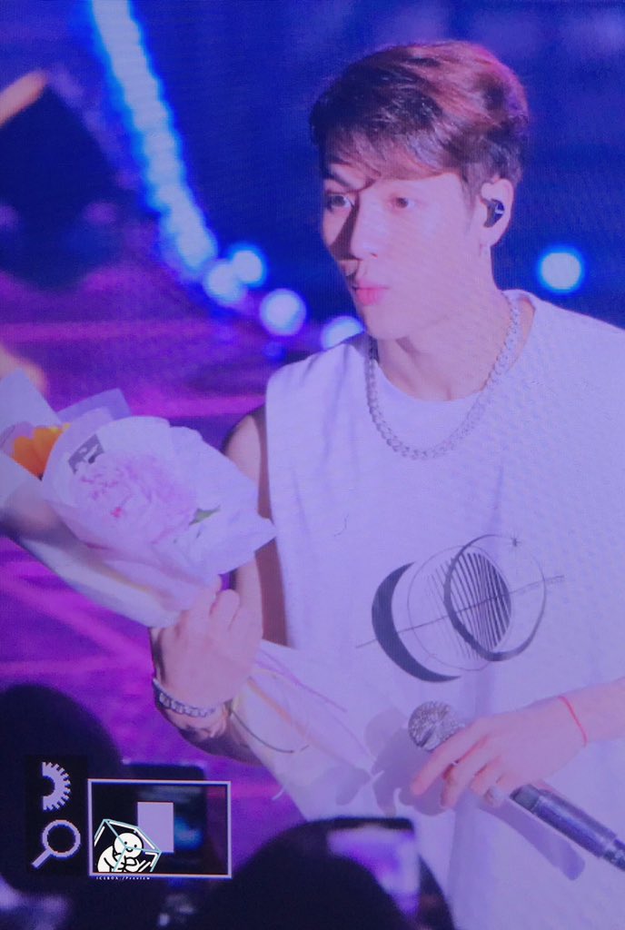 ICEBOX_23C's tweet photo. 【Preview】
190616 서울 콘서트 Day-2
꽃 받은 남자 🌻

#갓세븐          ⁠ ⁠⁠ ⁠⁠ ⁠⁠ #GOT7          ⁠ ⁠⁠ ⁠ 
#잭슨 #JacksonWang #王嘉爾 
#GOT7_WORLDTOUR 
#GOT7_KEEPSPINNING https://t.co/UjPvO5EVWu
