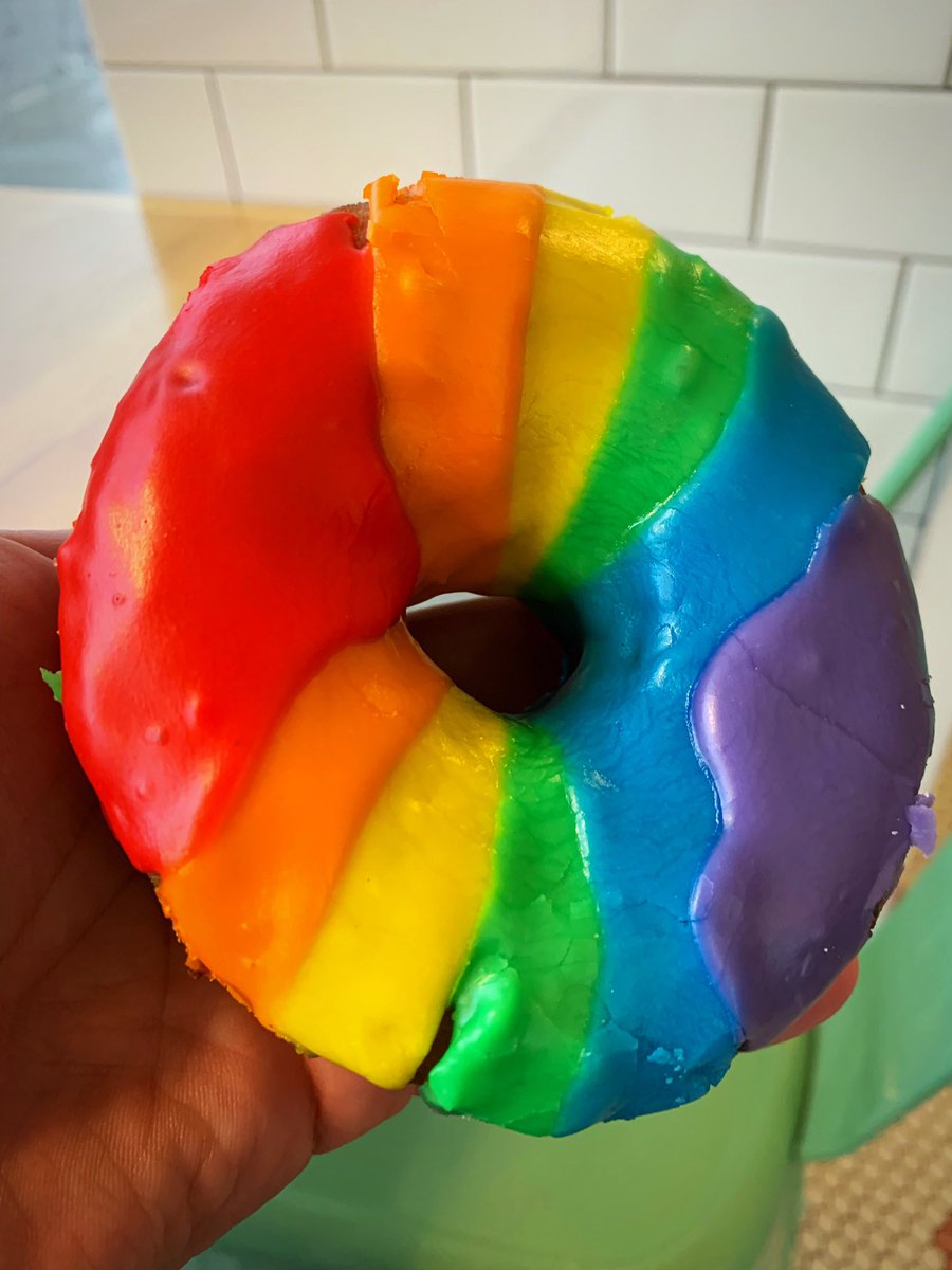 gerardwozek's tweet photo. Happy #Pride #Chicago #donutlove #loveislove #pridedonut #pridemonth @StansDonutsCHI @Gr8SouthLoop @southloopliving #chicagopride #donuts https://t.co/ejf6pL0etz