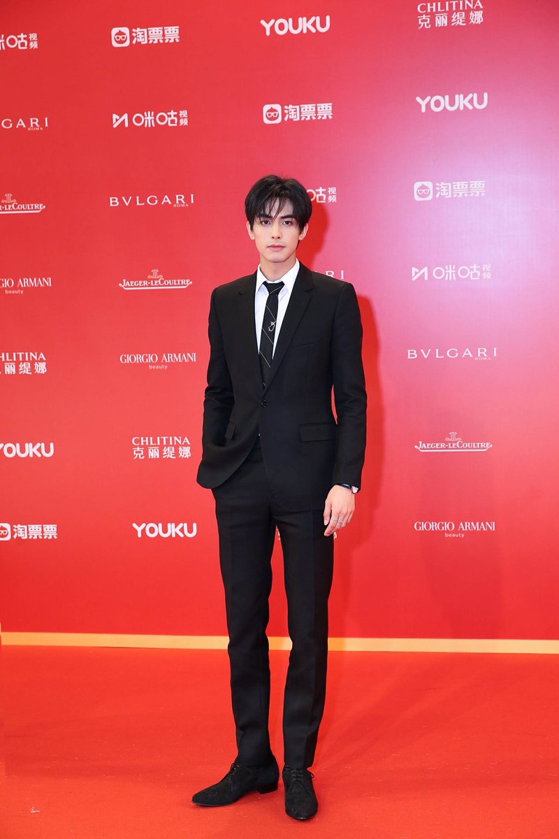 Hi handsome man in suit © 江湖速报 #songweilong