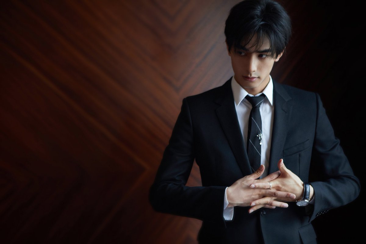 Hi handsome man in suit © 江湖速报 #songweilong