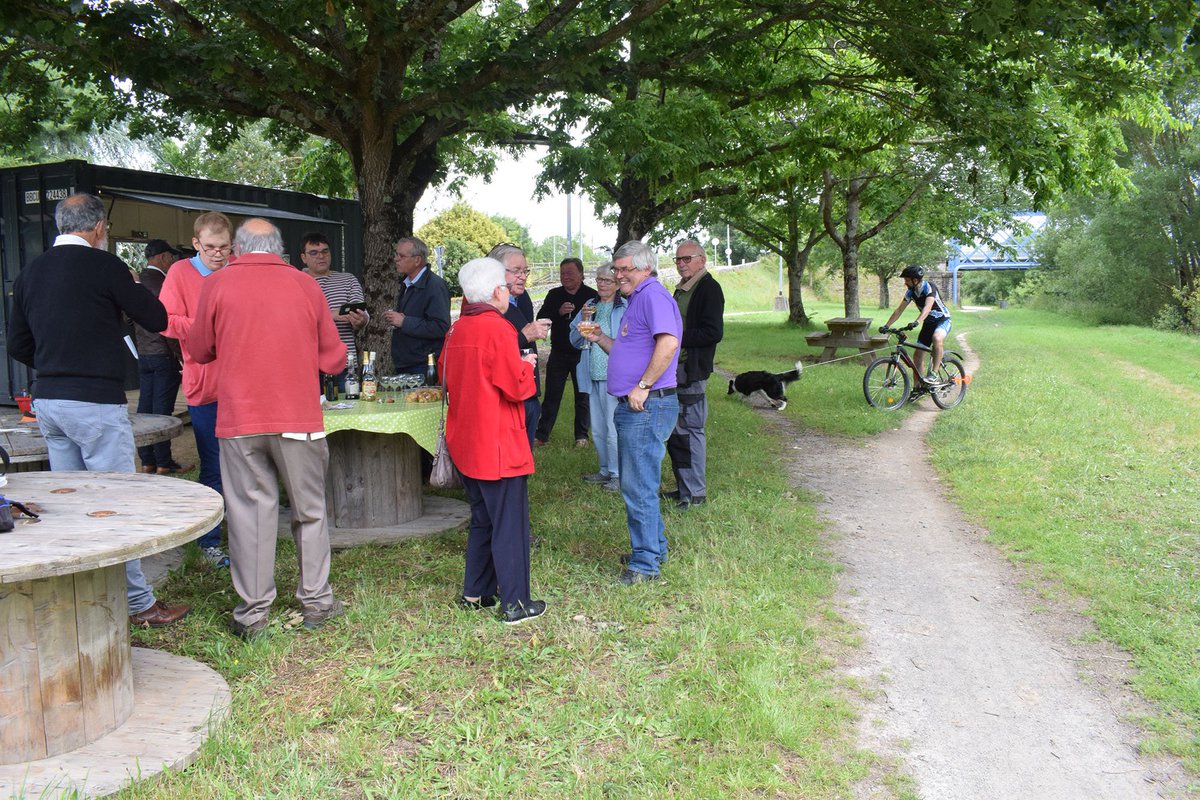 Ce matin, en avant première, en présence des riverains, des conseillers de quartier et de mes collègues élus, j'ai présenté le projet de valorisation et d'animation des bords de Loire demandé par de nombreux Thouaréens. #thouare #directthouare