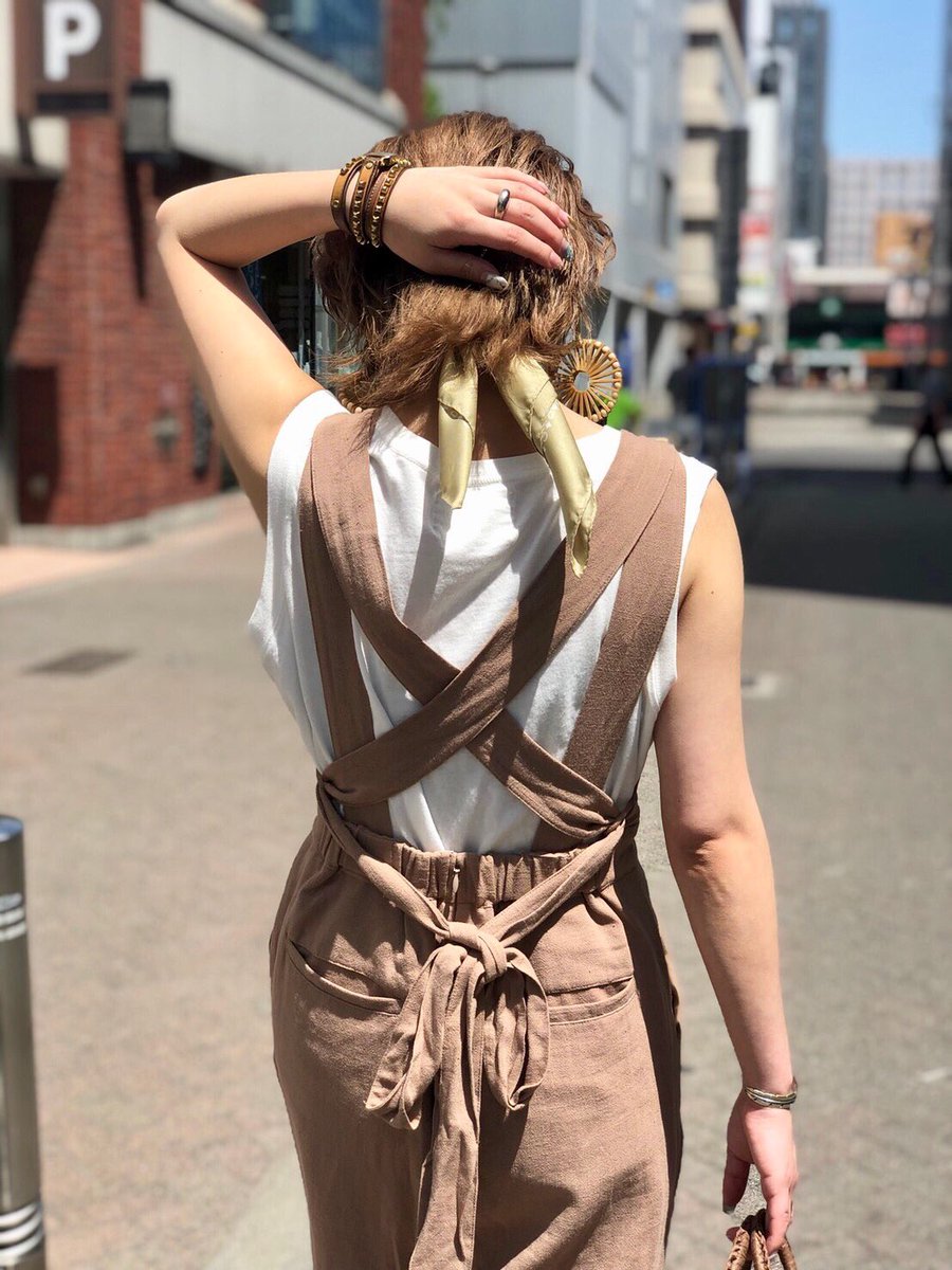 Ungrid札幌pivot店 おしゃれな人は後ろ姿美人 バックデザインボーダータンクトップ バックオープンtee リネン混バックリボンサロペット バックオープンストライプワンピース 背中が開いていると一気にヘルシーな女性に この夏 要checkアイテム