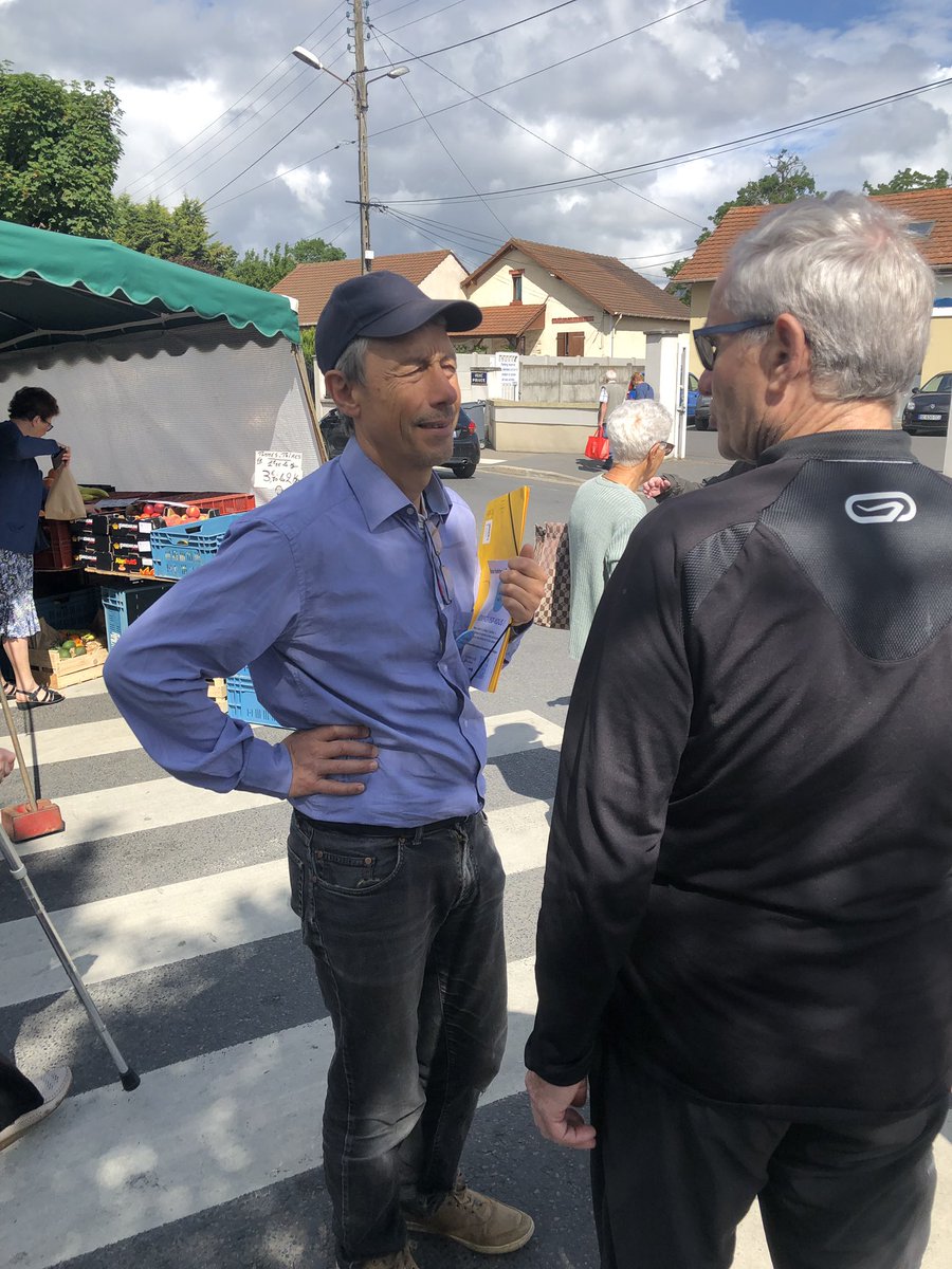 « Aimer, c’est s’engager»
Ça tombe bien,j’aime ma ville! C’est pour cette raison qu’avec notre collectif Conflans C’est Vous, je me suis engagé à ce que l’on rencontre 1 maximum de conflanais:recueillir votre parole,vos idées,vos attentes!
Ce matin sur le marché Chennevieres 👌🏼
