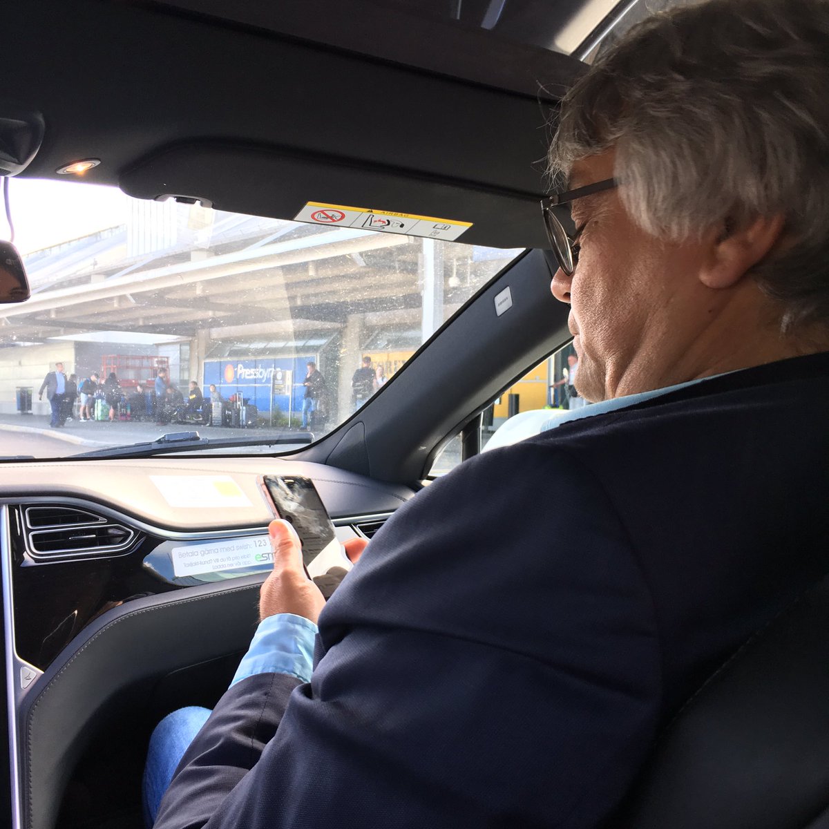 AstridStrooban1's tweet photo. Samen met @HowestTI projectleider @KurtCallewaert op weg naar @BLINGprojectNSR partner meeting @uniofgothenburg #blockchainingovernment https://t.co/kEplZ0ZEDb