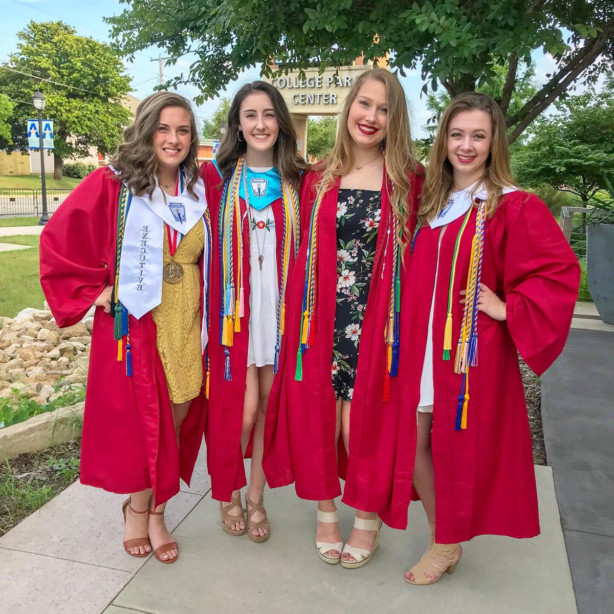 LindsieLiles's tweet photo. HAPPY BIRTHDAY TO THE JULIA MATTHEWS!!🤩💗 you are always there for me and you are such a beautiful person inside and out! Love you!!😋 https://t.co/iJahiqCazL